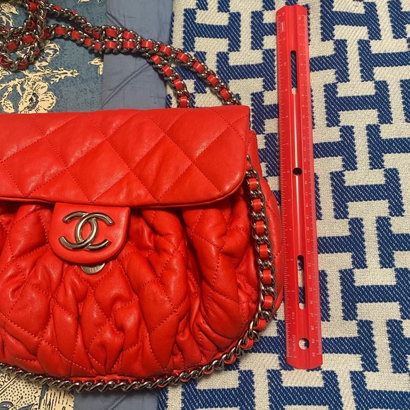 Red color chains around Medium size,interlocking CC logo silver tone hardware . - Picture 2 of 13